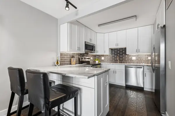 1560 N Sandburg TER #1010J, Chicago, IL 60610