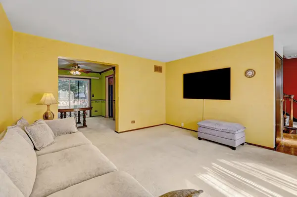 330 Elmwood LN, Bloomingdale, IL 60108