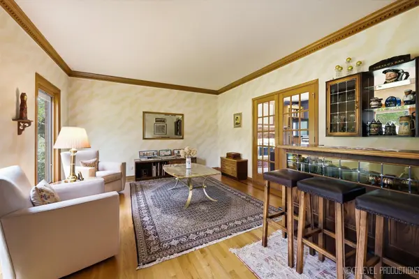 39W044 Foxwood LN, St. Charles, IL 60175