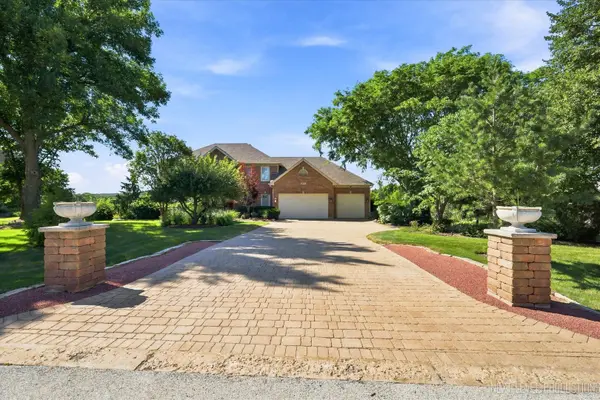 39W044 Foxwood LN, St. Charles, IL 60175