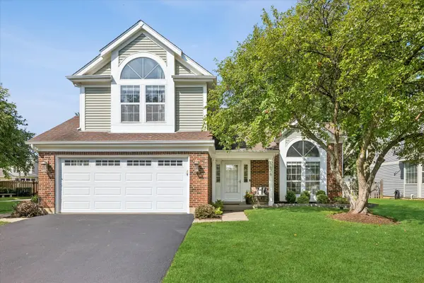 1676 Kennsington LN, Crystal Lake, IL 60014