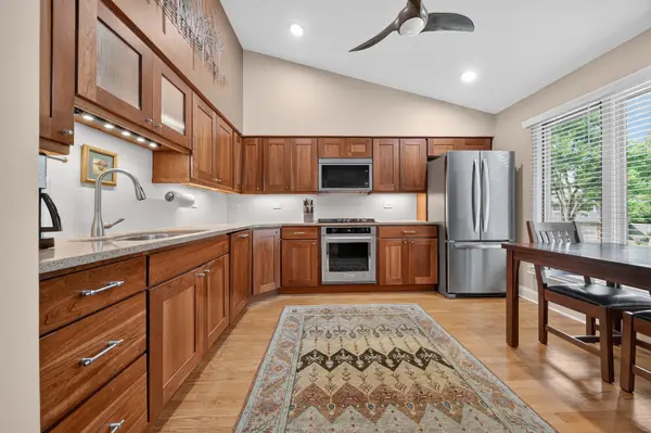 1211 Emerson LN, Libertyville, IL 60048