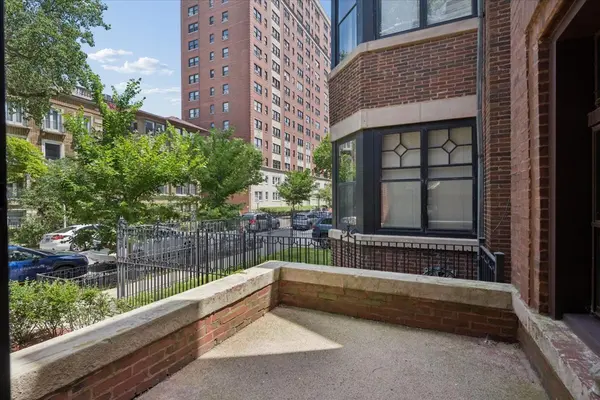 717 W Junior TER #1, Chicago, IL 60613