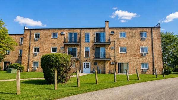 171 W Elk TRL #369, Carol Stream, IL 60188