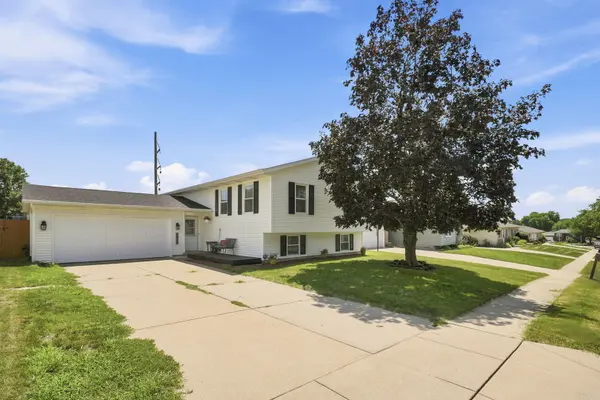 2817 HIGH POINT DR, Davenport, IA 52806