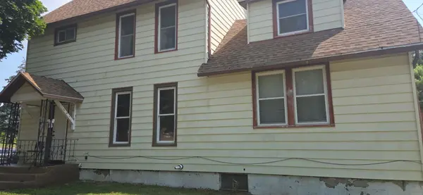 905 S 5th ST, Clinton, IA 52732