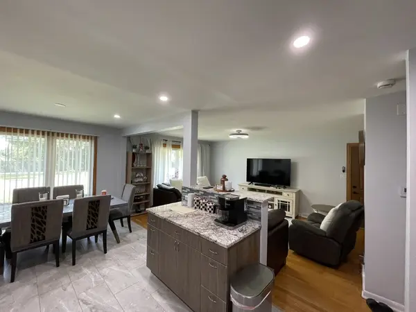 4253 W Devon AVE, Chicago, IL 60646