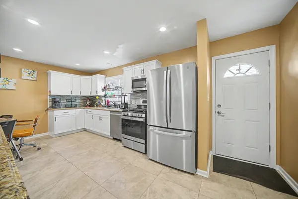 8043 Salisbury AVE, Lyons, IL 60534