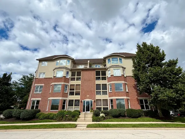 100 N River LN #401, Geneva, IL 60134