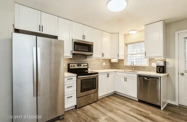 104 E Winchester RD #F, Libertyville, IL 60048