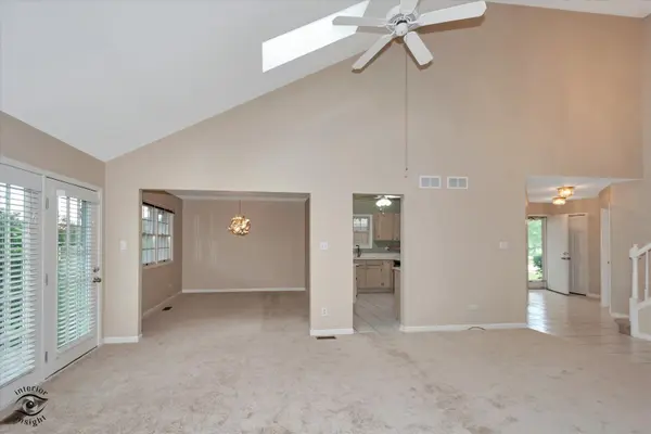 8641 Pearson DR, Darien, IL 60561