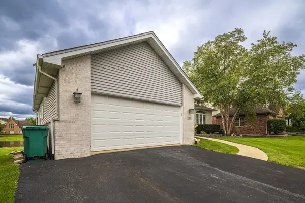 16453 LAKESIDE DR, Lockport, IL 60441