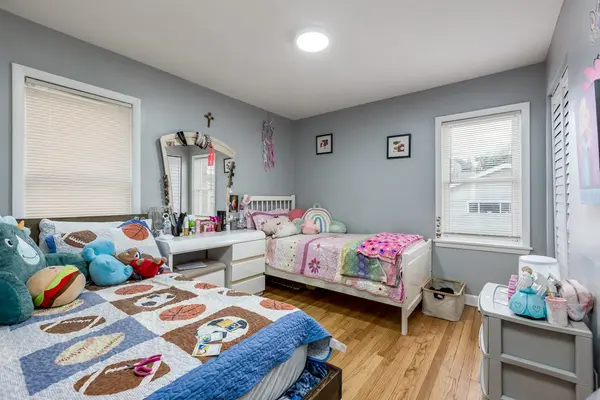 5038 N HARDING AVE, Chicago, IL 60625