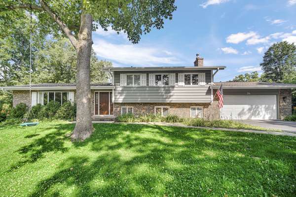 34 Londonderry LN, Lincolnshire, IL 60069