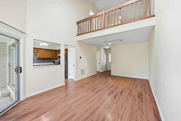 383 Kerry CT, Carol Stream, IL 60188