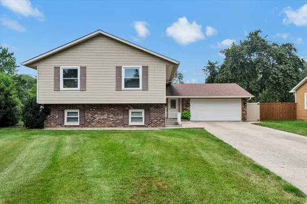 27 Spring Valley LN, Streamwood, IL 60107