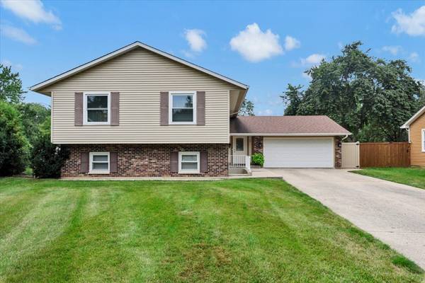 27 Spring Valley LN, Streamwood, IL 60107
