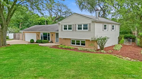 132 Scott DR, East Dundee, IL 60118