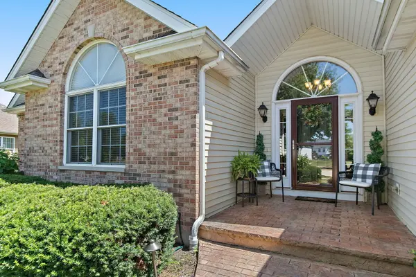 1426 Beach LN, Sycamore, IL 60178
