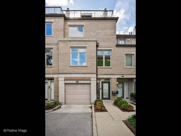 2731 N JANSSEN AVE, Chicago, IL 60614