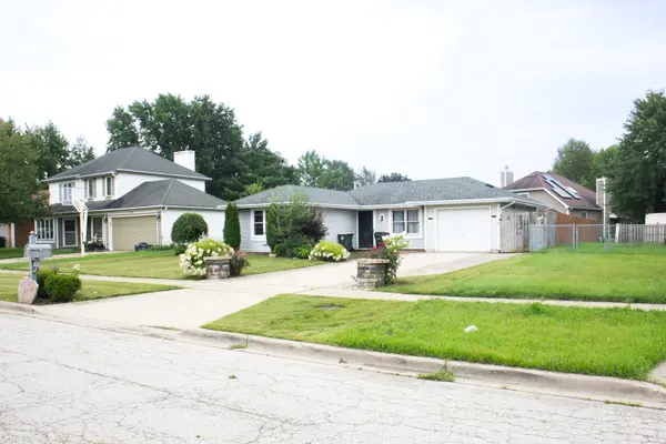 921 Shady LN, Aurora, IL 60506