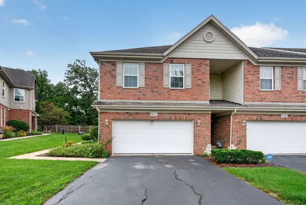 10S447 Carrington CIR, Burr Ridge, IL 60527