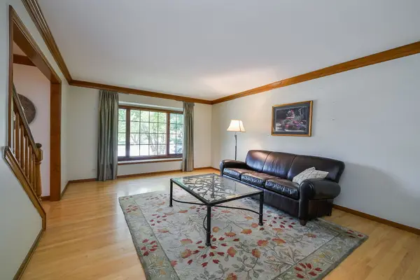 2324 Kalamazoo DR, Naperville, IL 60565