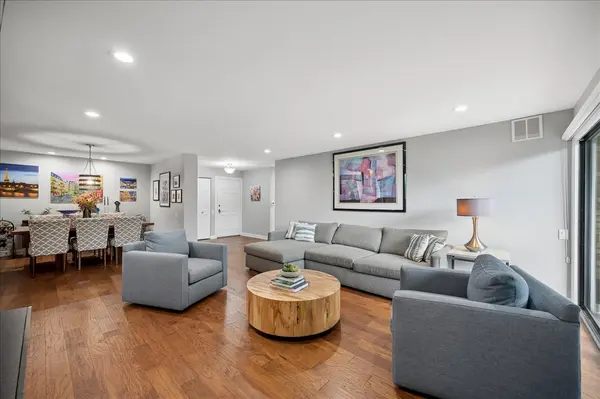 3741 Mission Hills RD #208, Northbrook, IL 60062