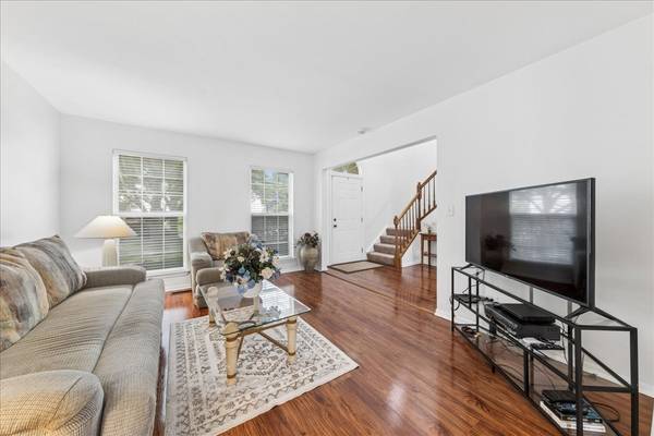 1024 Lakewood CIR, Naperville, IL 60540