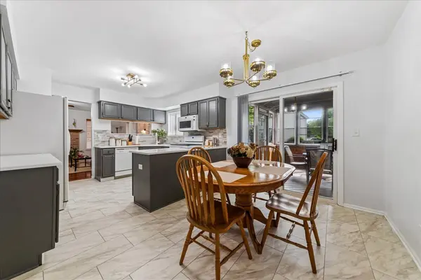 1024 Lakewood CIR, Naperville, IL 60540