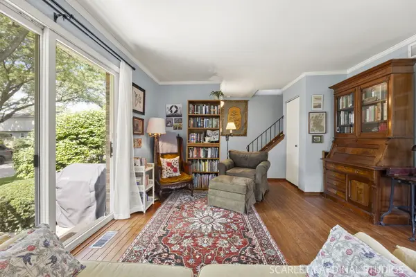 417 Sunnybrook LN, Wheaton, IL 60187