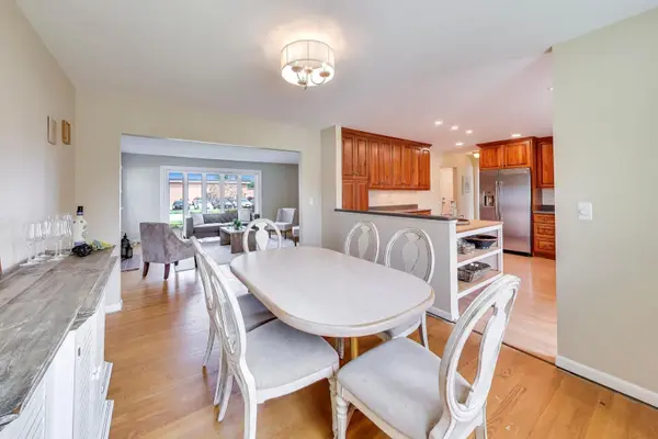 2505 E Mayfair RD, Arlington Heights, IL 60004