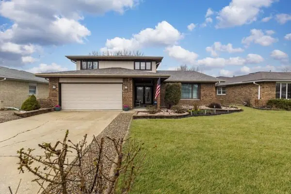 8058 Circle DR, Palos Hills, IL 60465