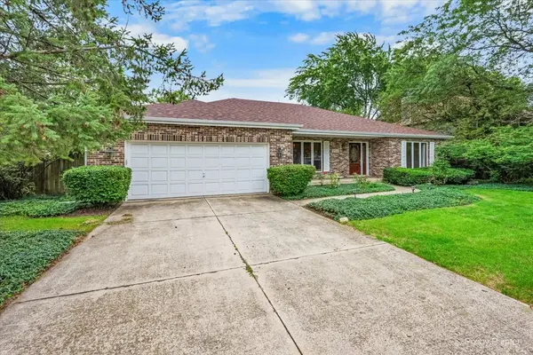 251 N Cambridge DR, Geneva, IL 60134
