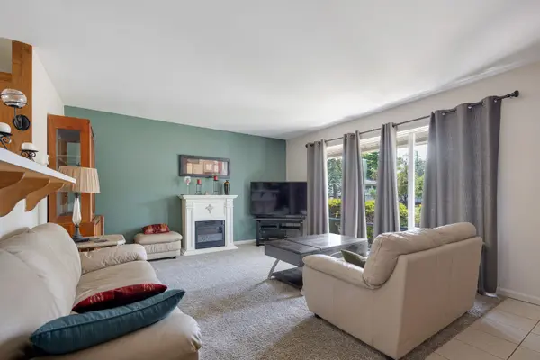 560 W Berkley LN, Hoffman Estates, IL 60169