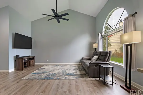 3 Crabapple CT, Lake In The Hills, IL 60156