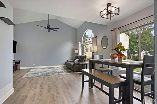 3 Crabapple CT, Lake In The Hills, IL 60156