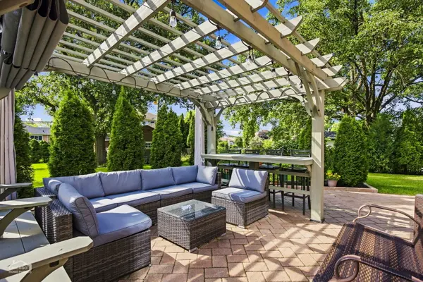 916 S I Oka AVE, Mount Prospect, IL 60056