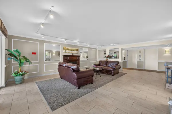 841 N York ST #428, Elmhurst, IL 60126