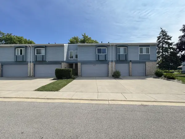 217 Lakeshore LN, Bloomingdale, IL 60108