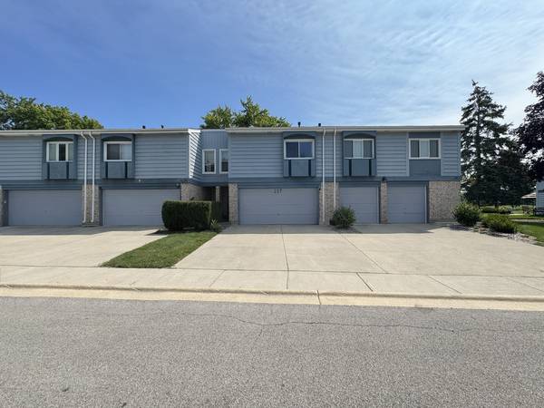 217 Lakeshore LN, Bloomingdale, IL 60108