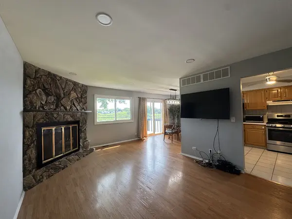 217 Lakeshore LN, Bloomingdale, IL 60108