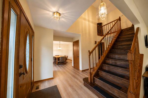 6 Heather LN, Hawthorn Woods, IL 60047