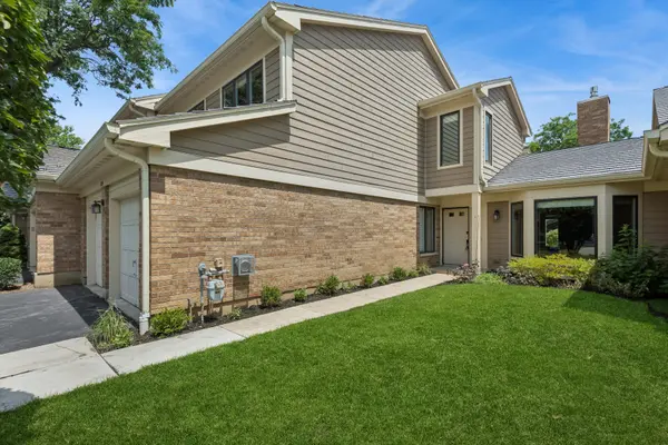 1204 Chatham CT #1204, Libertyville, IL 60048