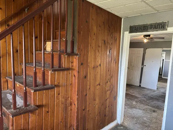 214 2nd AVE, Clinton, IA 52732