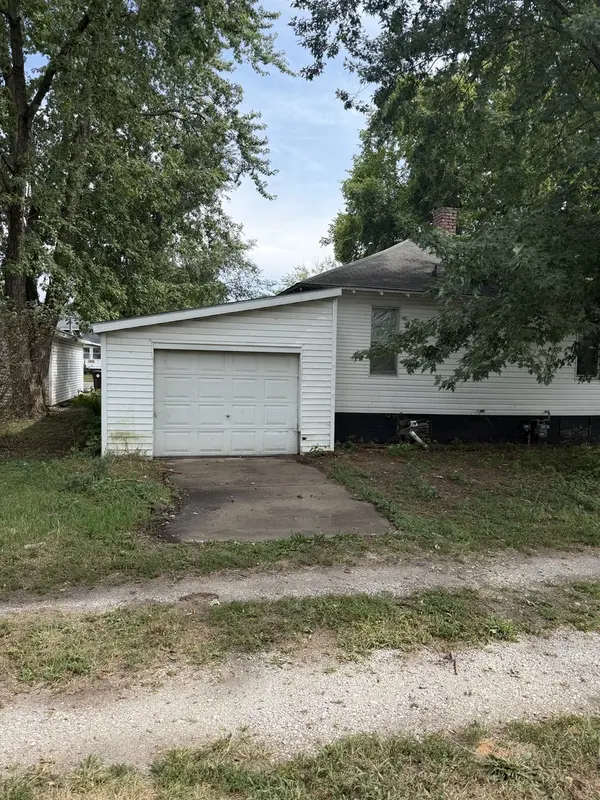 717 RAILROAD ST, Beardstown, IL 62618