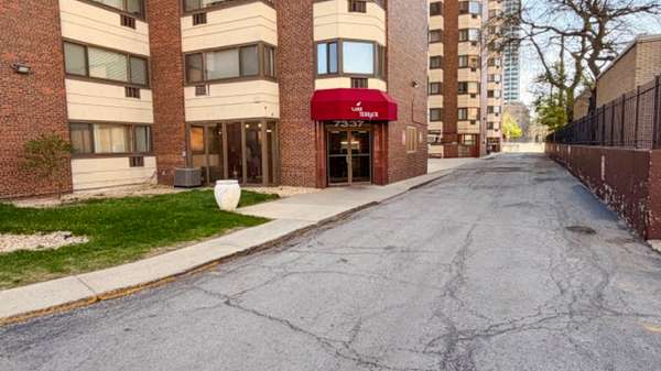 7337 S South Shore DR #214, Chicago, IL 60649