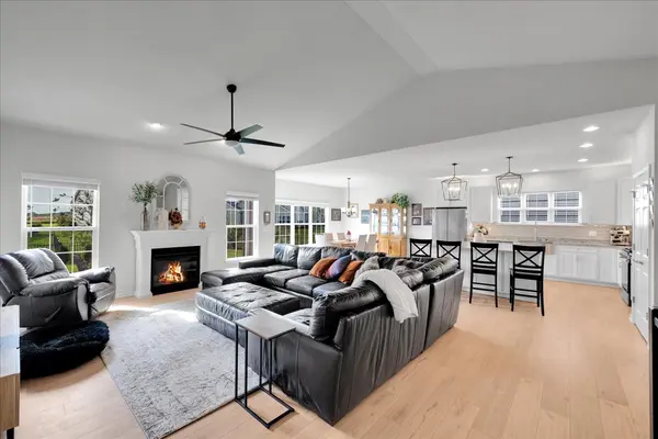 635 Maplewood CIR, Elburn, IL 60119