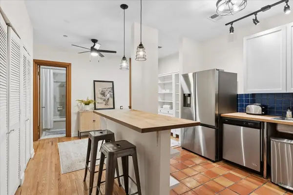 550 W SURF ST #104, Chicago, IL 60657
