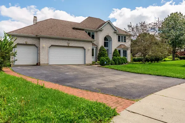 926 Edgewood DR, Sugar Grove, IL 60554